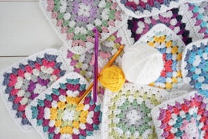 Read more about the article Η αγάπη μου για τα τετράγωνα της γιαγιάς (GRANNY SQUARE)