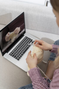 Read more about the article Πλεονεκτήματα online μαθημάτων πλεξίματος